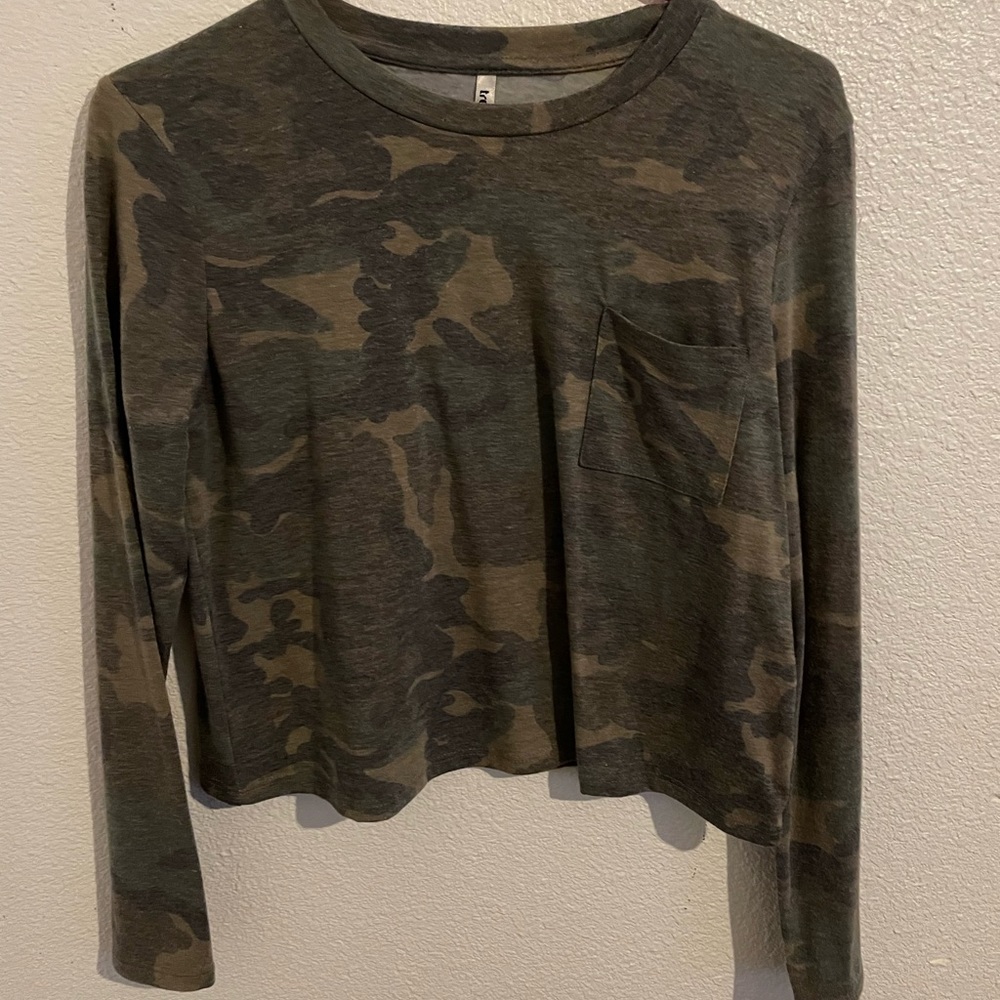 Camo crop long sleeve